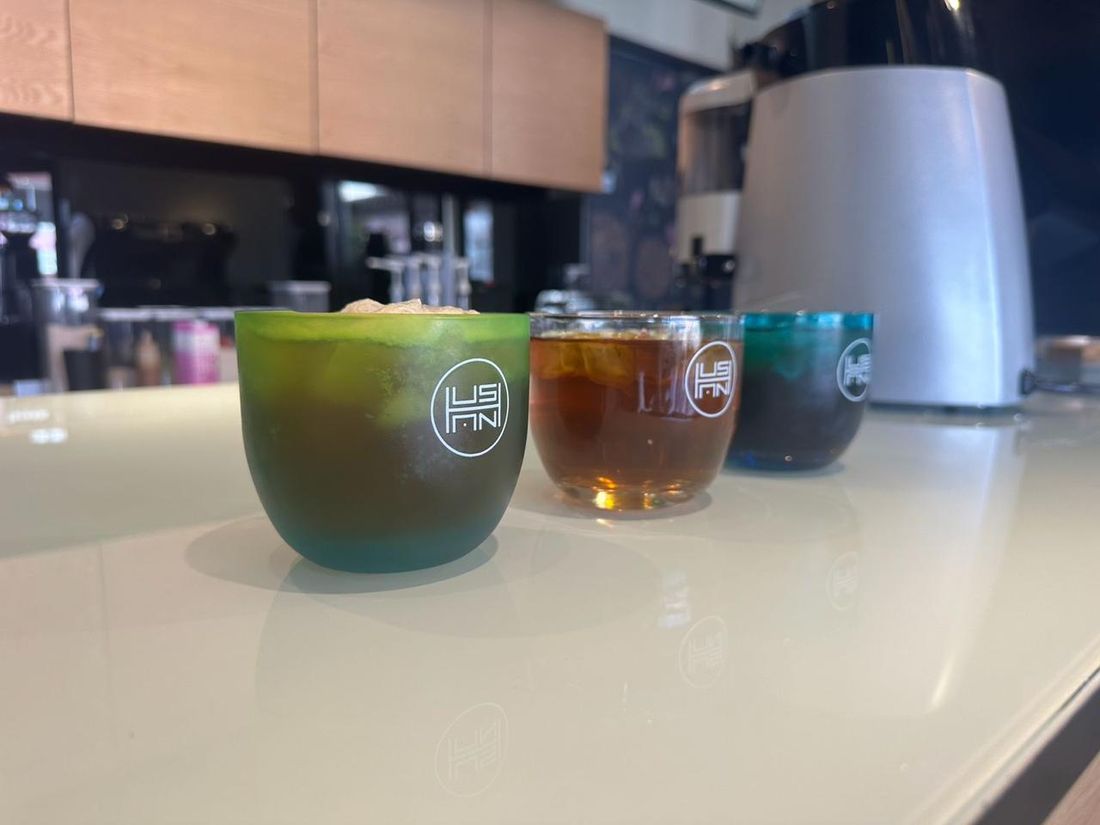 Tres vasos de resina Husan con bebidas frías sobre la barra